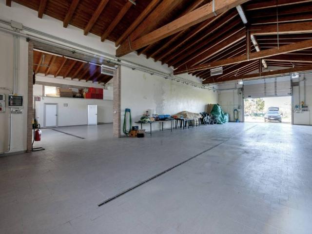 Locale Commerciale in vendita a Unione dei comuni Valli del Reno, Lavino e Samoggia, Reggio Emilia