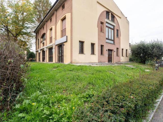Locale Commerciale in vendita a Unione dei comuni Valli del Reno, Lavino e Samoggia, Pragatto