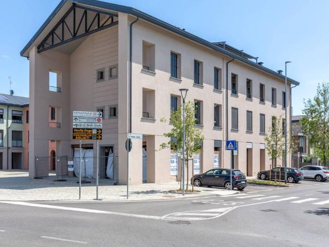 Locale Commerciale in vendita a Vaprio D'adda, Lombardia