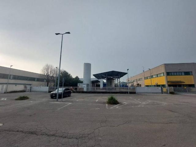 Locale Commerciale in vendita a Vaprio D'adda, Lombardia