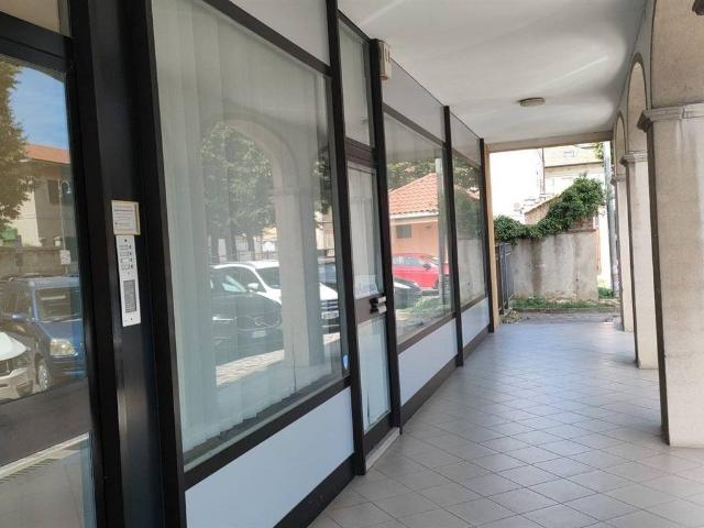 Locale Commerciale in vendita a Vaprio D'adda, Lombardia
