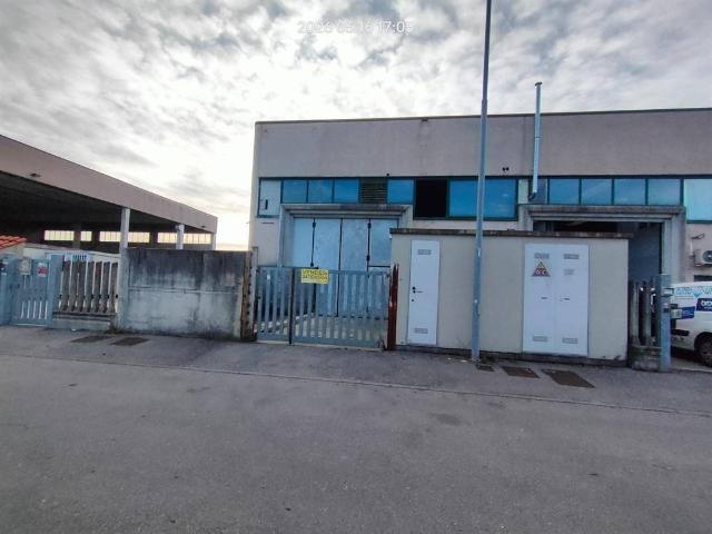 Locale Commerciale in vendita a Vaprio D'adda, Lombardia