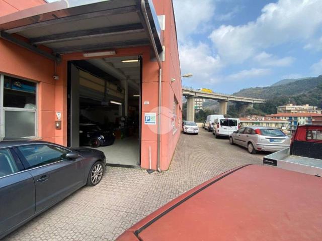 Locale Commerciale in vendita a Parasio, Varazze