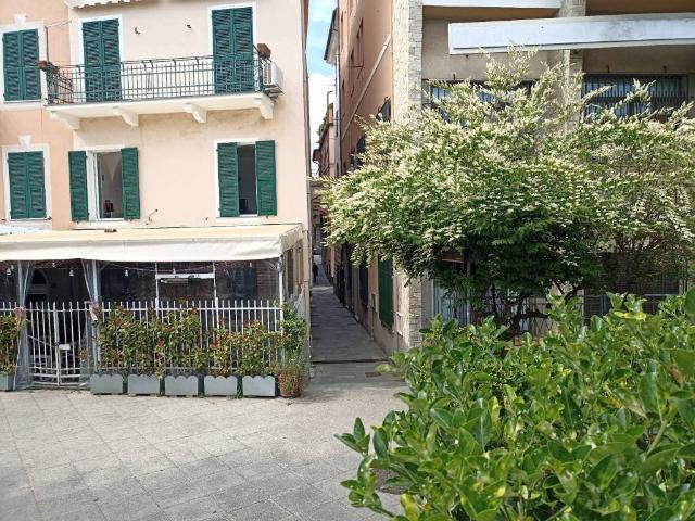 Locale Commerciale in vendita a Cantalupo, Varazze