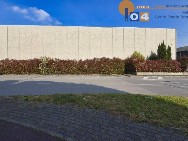 Locale Commerciale in vendita a Valera, Varedo