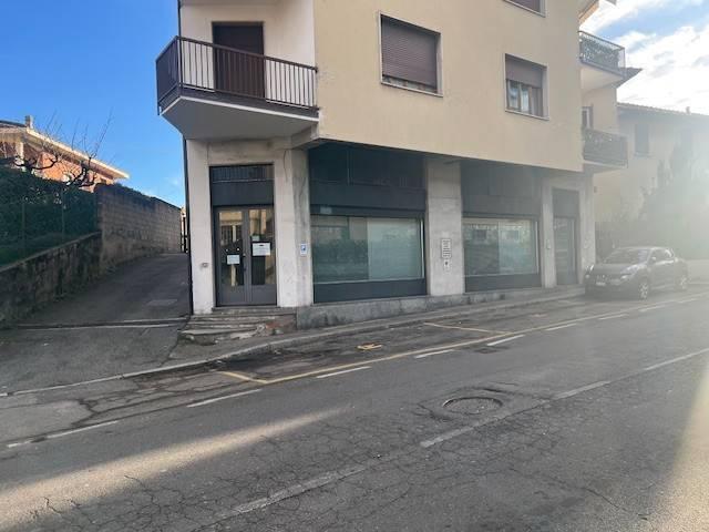 Locale Commerciale in vendita a Valle Olona, Varese