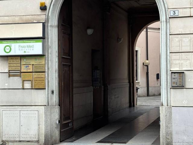 Locale Commerciale in affitto a Biumo Superiore, Varese