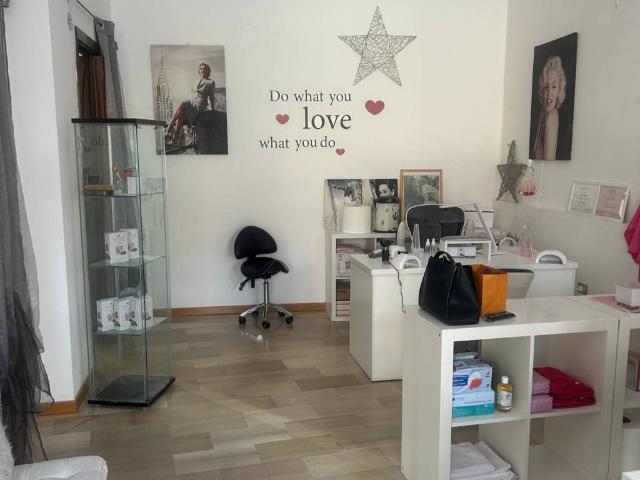 Locale Commerciale in vendita a Varese, Lombardia