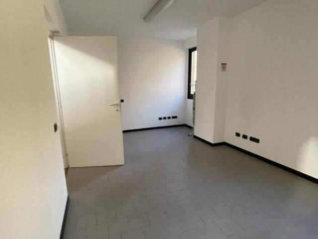 Locale Commerciale in vendita a Mulini Grassi, Varese