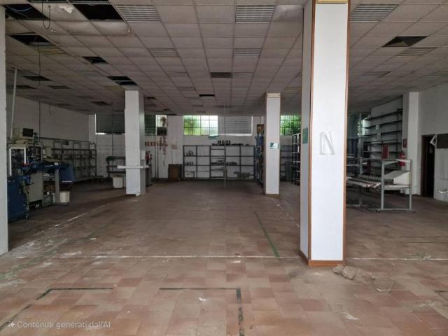 Locale Commerciale in vendita a Varese, Lombardia