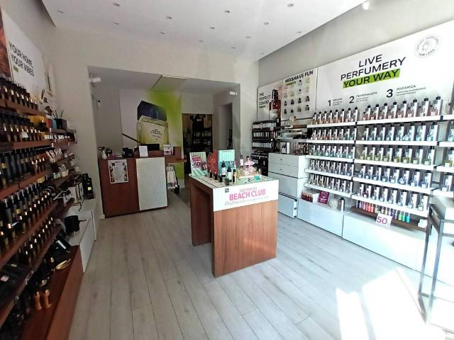 Locale Commerciale in vendita a Calcinate degli Orrigoni, Varese