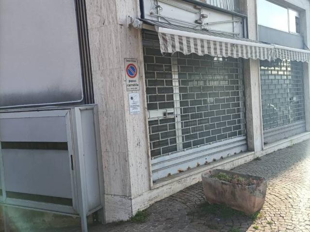 Locale Commerciale in vendita a Valle Olona, Varese
