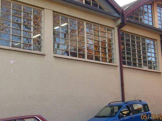 Locale Commerciale in vendita a Valle Olona, Varese