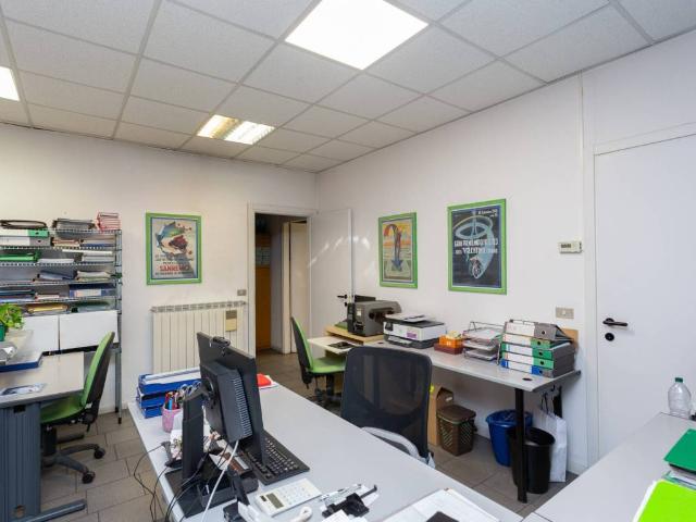 Locale Commerciale in vendita a Varese, Lombardia