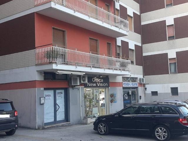 Locale Commerciale in vendita a Santa Lucia, Vasto