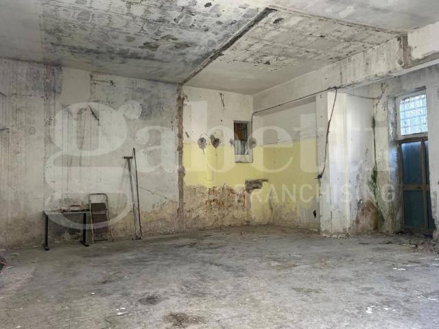 Locale Commerciale in vendita a Venafro, Molise