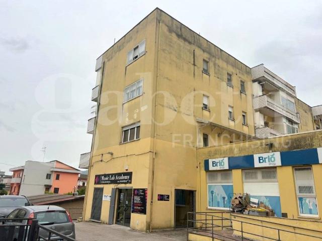 Locale Commerciale in vendita a Venafro, Molise