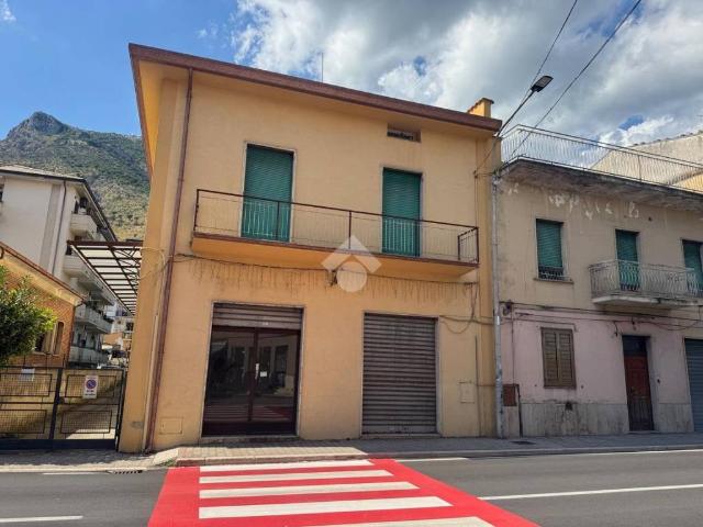 Locale Commerciale in vendita a Venafro, Molise
