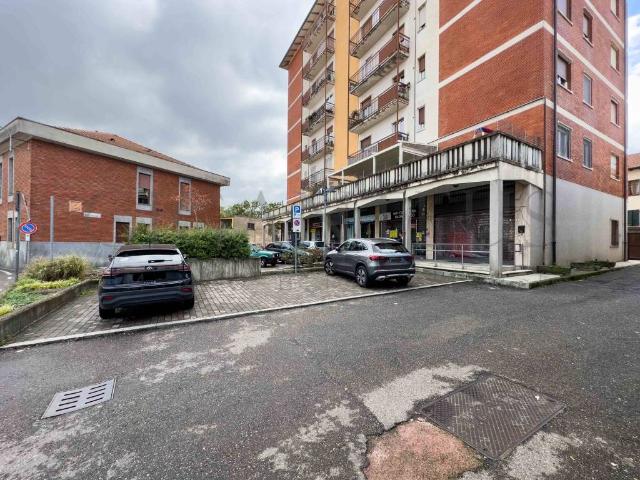 Locale Commerciale in vendita a Venegono Inferiore, Lombardia
