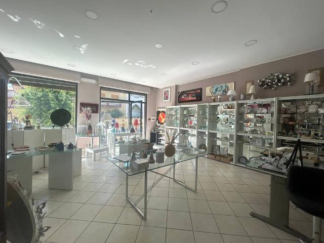 Locale Commerciale in vendita a Venetico, Sicilia