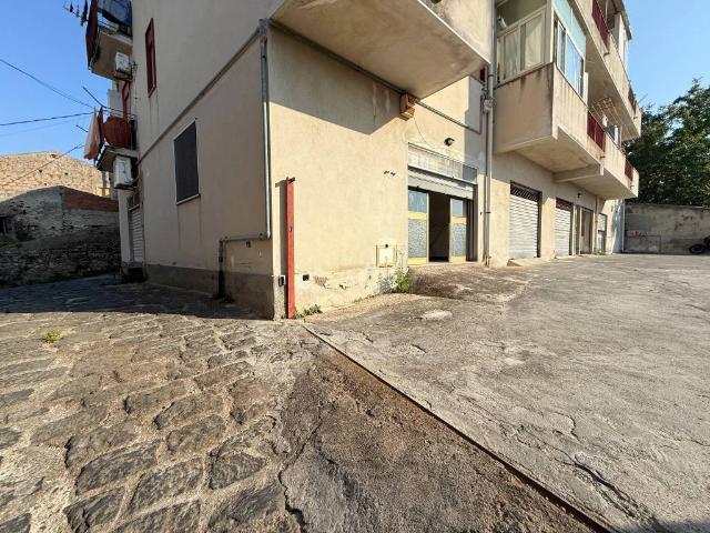 Locale Commerciale in vendita a Venetico Superiore, Venetico