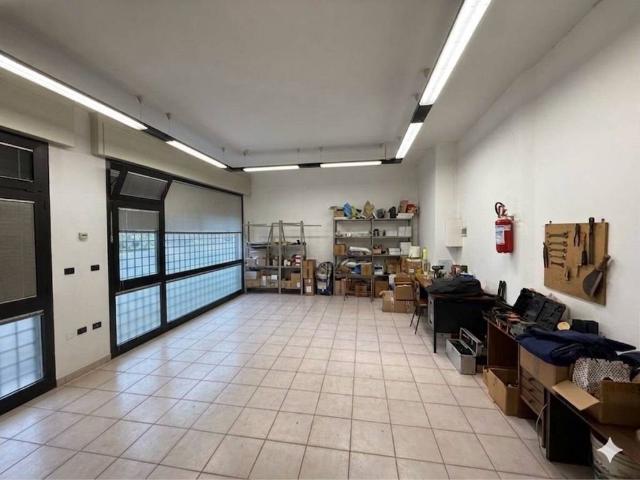 Locale Commerciale in vendita a Chirignago-Zelarino, Venezia