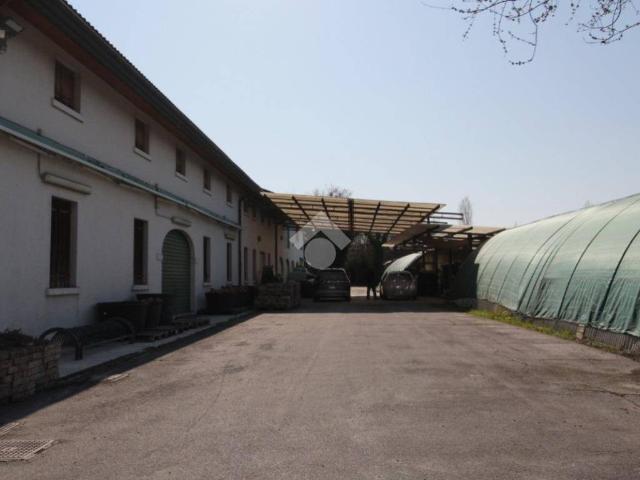Locale Commerciale in vendita a Chirignago-Zelarino, Venezia