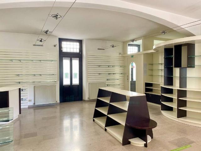 Locale Commerciale in vendita a Venzone, Friuli-Venezia Giulia