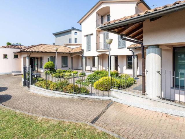 Locale Commerciale in vendita a Molino Ponte, Verano Brianza