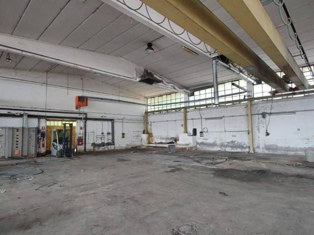 Locale Commerciale in vendita a Molino Ponte, Verano Brianza