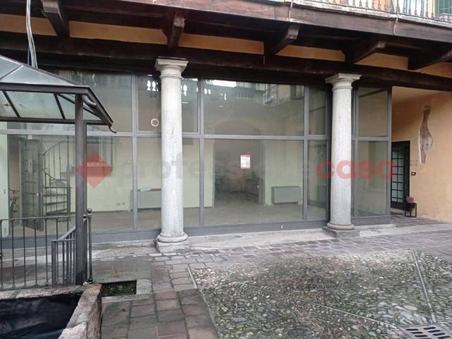 Locale Commerciale in vendita a Pallanza, Piemonte