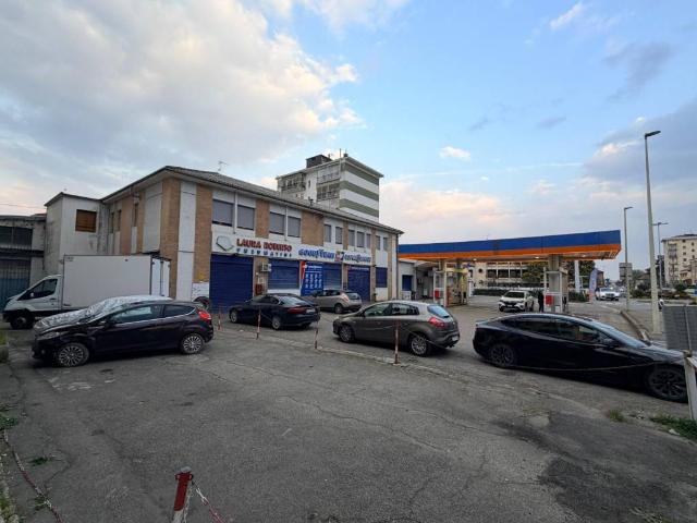 Locale Commerciale in vendita a Piemonte, Vercelli