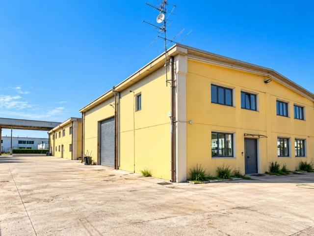 Locale Commerciale in vendita a Vercelli