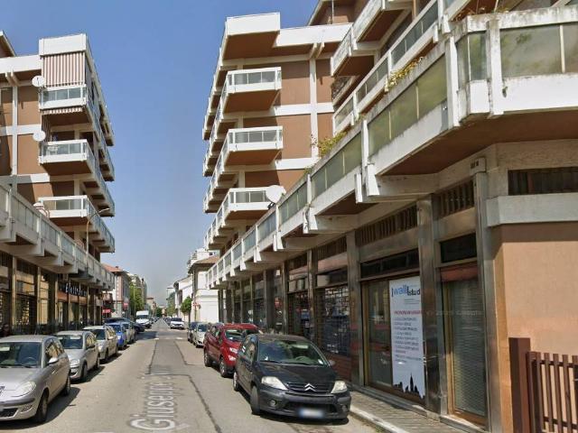 Locale Commerciale in vendita a Porta Torino, Piemonte
