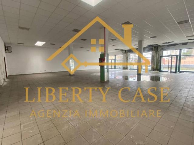 Locale Commerciale in vendita a Porta Torino, Piemonte