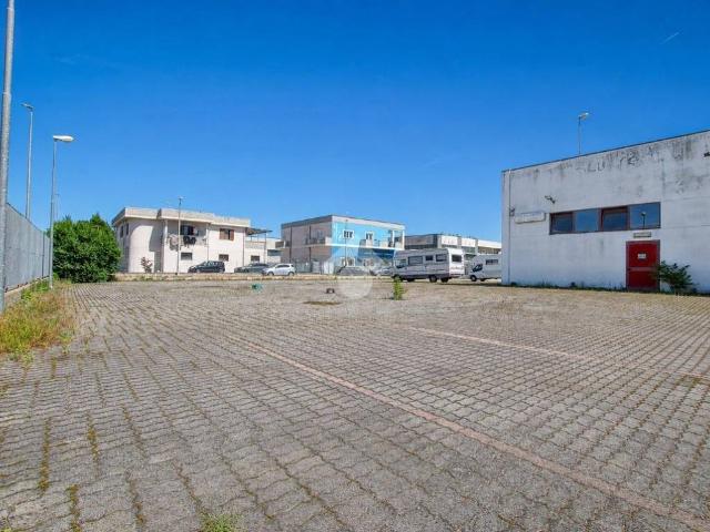 Locale Commerciale in vendita a Piemonte, Vercelli