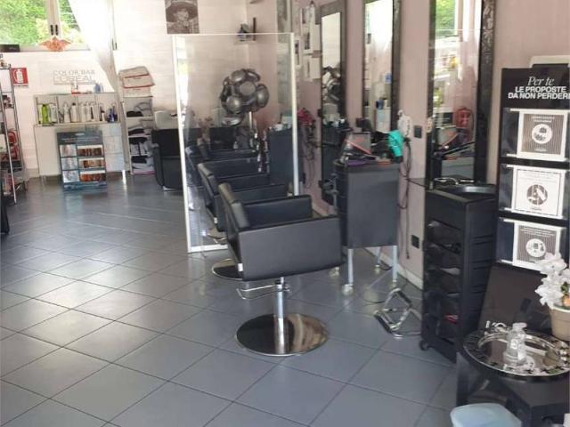 Locale Commerciale in vendita a Sesona, Vergiate