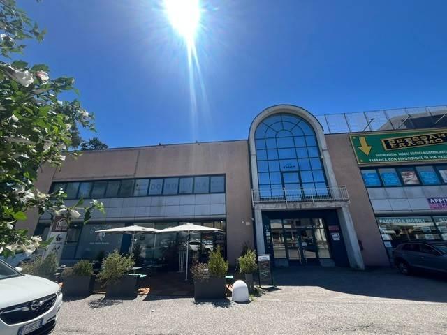 Locale Commerciale in vendita a Sesona, Vergiate