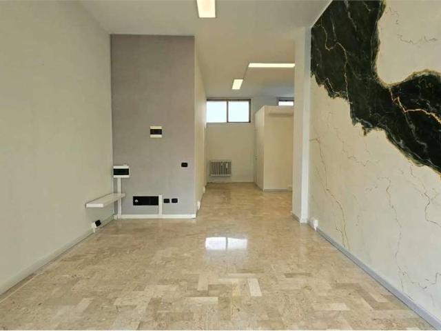 Locale Commerciale in vendita a Sesona, Vergiate