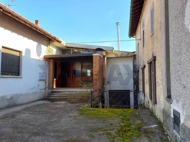 Locale Commerciale in vendita a Cimbro, Vergiate