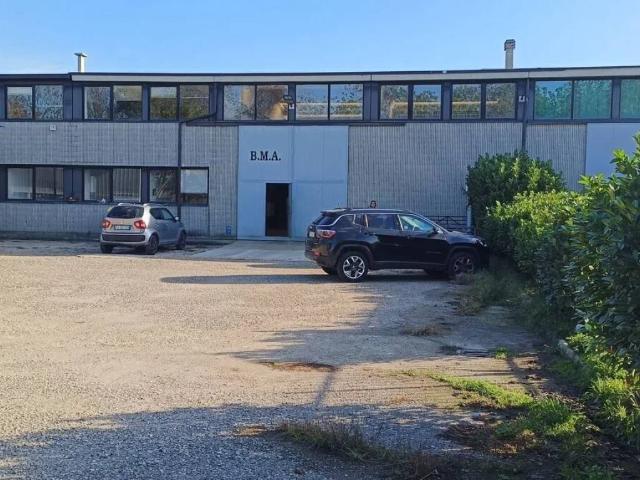 Locale Commerciale in vendita a Vernate, Lombardia