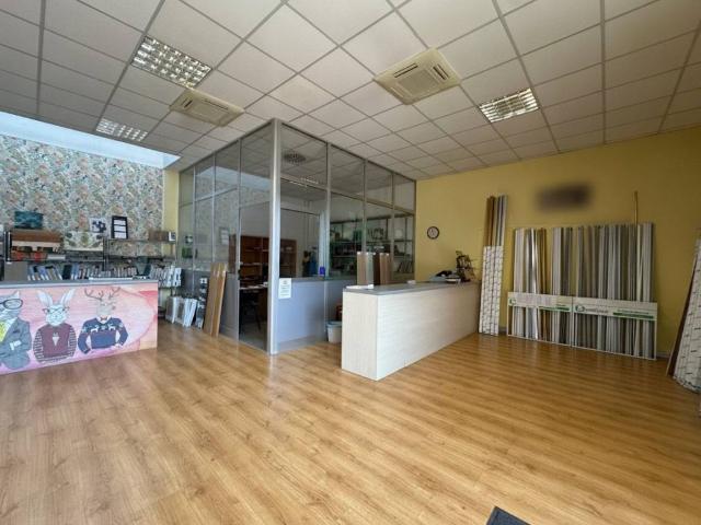 Locale Commerciale in vendita a Sud, Brenzone