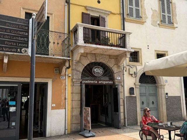 Locale Commerciale in vendita a Centro storico, Brenzone