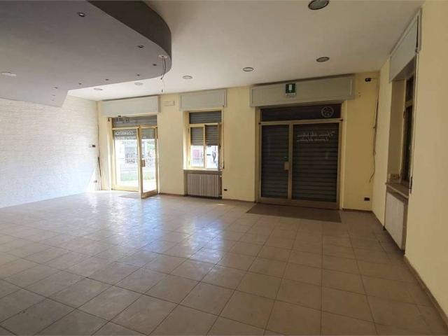 Locale Commerciale in vendita a Sud-Est, Brenzone