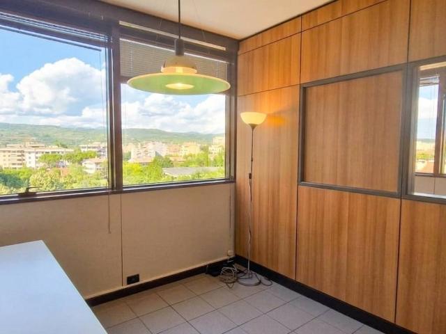 Locale Commerciale in vendita a Ovest, Brenzone
