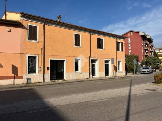 Locale Commerciale in vendita a Sud, Brenzone