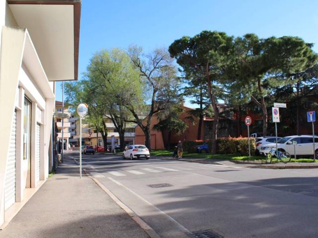 Locale Commerciale in vendita a Sud-Est, Brenzone