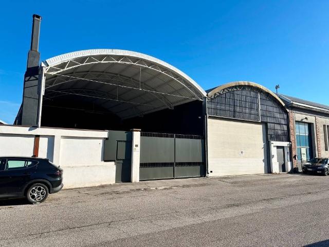 Locale Commerciale in vendita a Sud, Brenzone