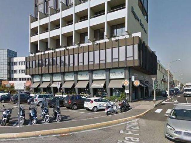 Locale Commerciale in vendita a Sud, Brenzone