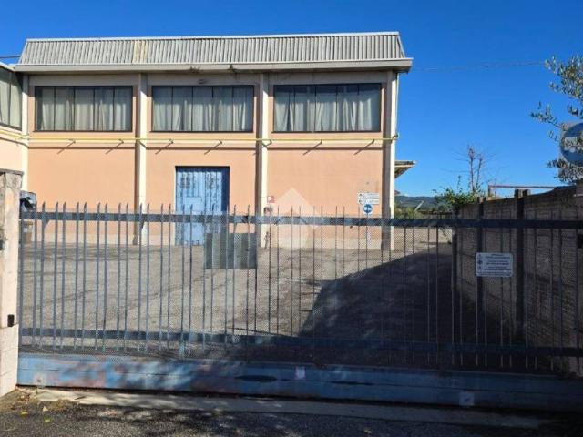 Locale Commerciale in vendita a Ovest, Brenzone
